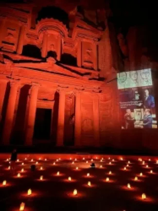 صورة الدكتور عمر ياغي على واجهة الخزنة في مدينة البترا