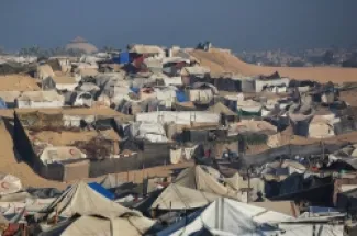 مخيم عشوائي للنازحين في منطقة المواصي بخان يونس جنوب قطاع غزة السبت (أ.ف.ب)