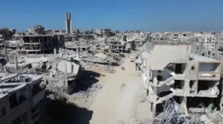 منظر جوي للدمار الذي أحدثه الجيش الإسرائيل في حي في خان يونس في جنوب قطاع غزة - صدر الصورة،Anadolu via Getty Images