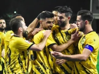 فرحة لاعبي الحسين - من اللقاء