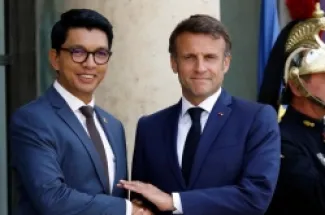 رئيس مدغشقر المعزول أندري راجولينا (يمين) لجأ إلى موريشيوس