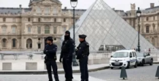 شرطة فرنسية أمام متحف اللوفر