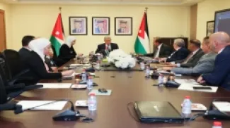 وزير النقل خلال لقائه مع عدد من ممثلي الجهات المعنية والعاملة في قطاع النقل البحري.