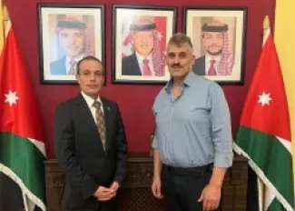 السفير الأردني في رومانيا، معتز الخصاونة، يكرم الشاب الأردني رامي كتكت