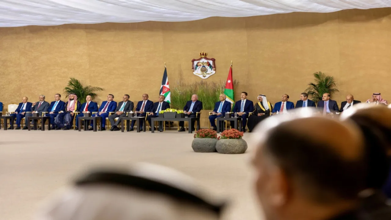 The King meets notables and representatives from Karak and stresses the importance of the government continuing its projects