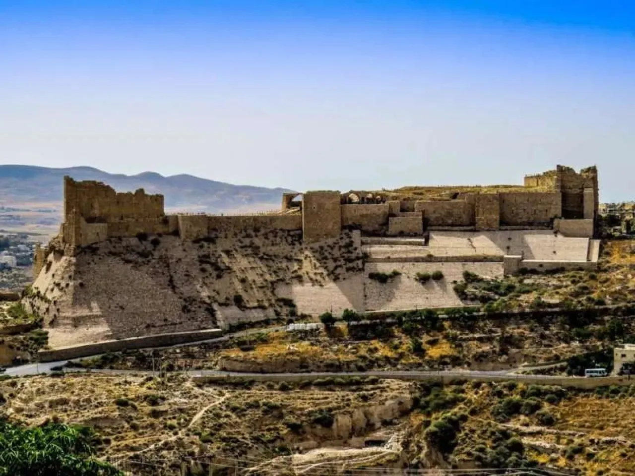 الملك يوجه الحكومة لإنشاء تلفريك في الكرك