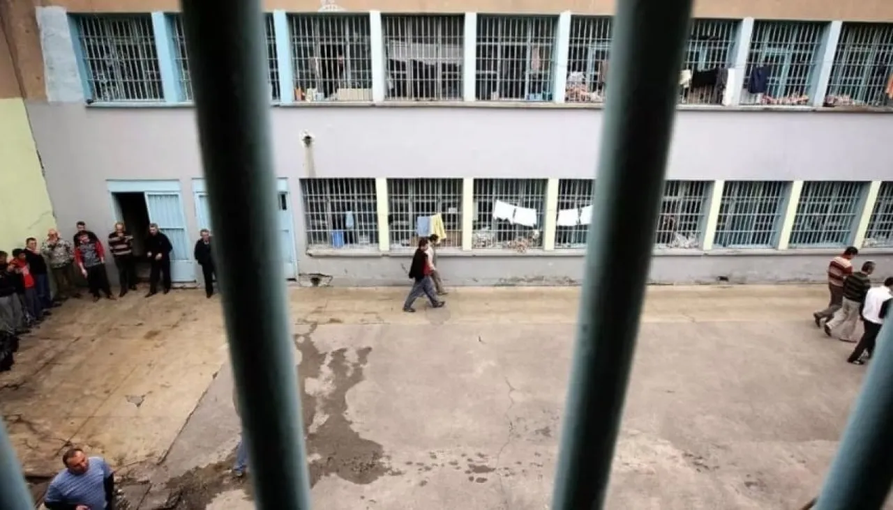 In a Turkish prison A father brutally assaults his daughter during her visit