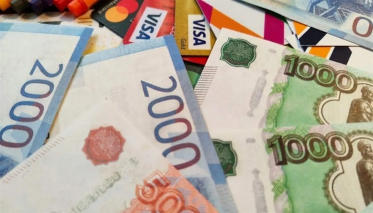 A technical glitch deposits the salaries of 34 employees into the account of one employee who refuses to return it