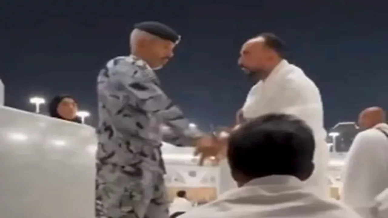 السعودية تعلن ضبط شرطي اعتدى على معتمرين داخل الحرم  فيديو