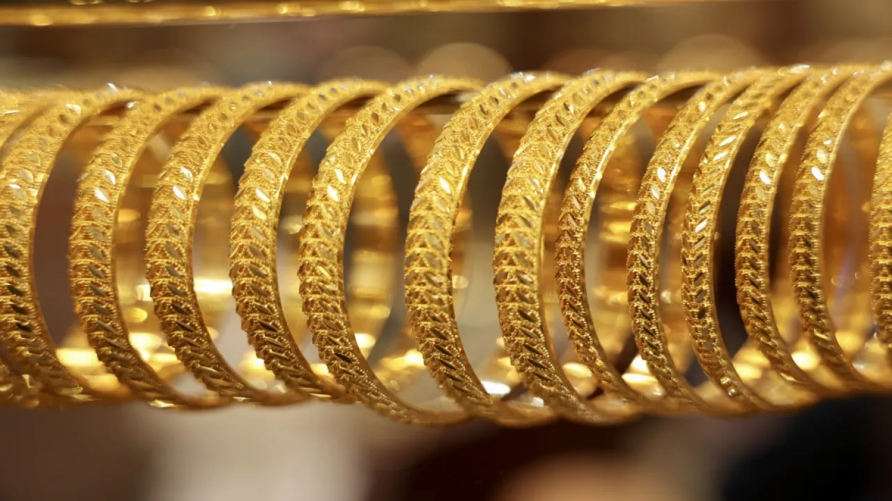 أساور ذهب معلقة في محل حلي ومجوهرات  أرشيفية