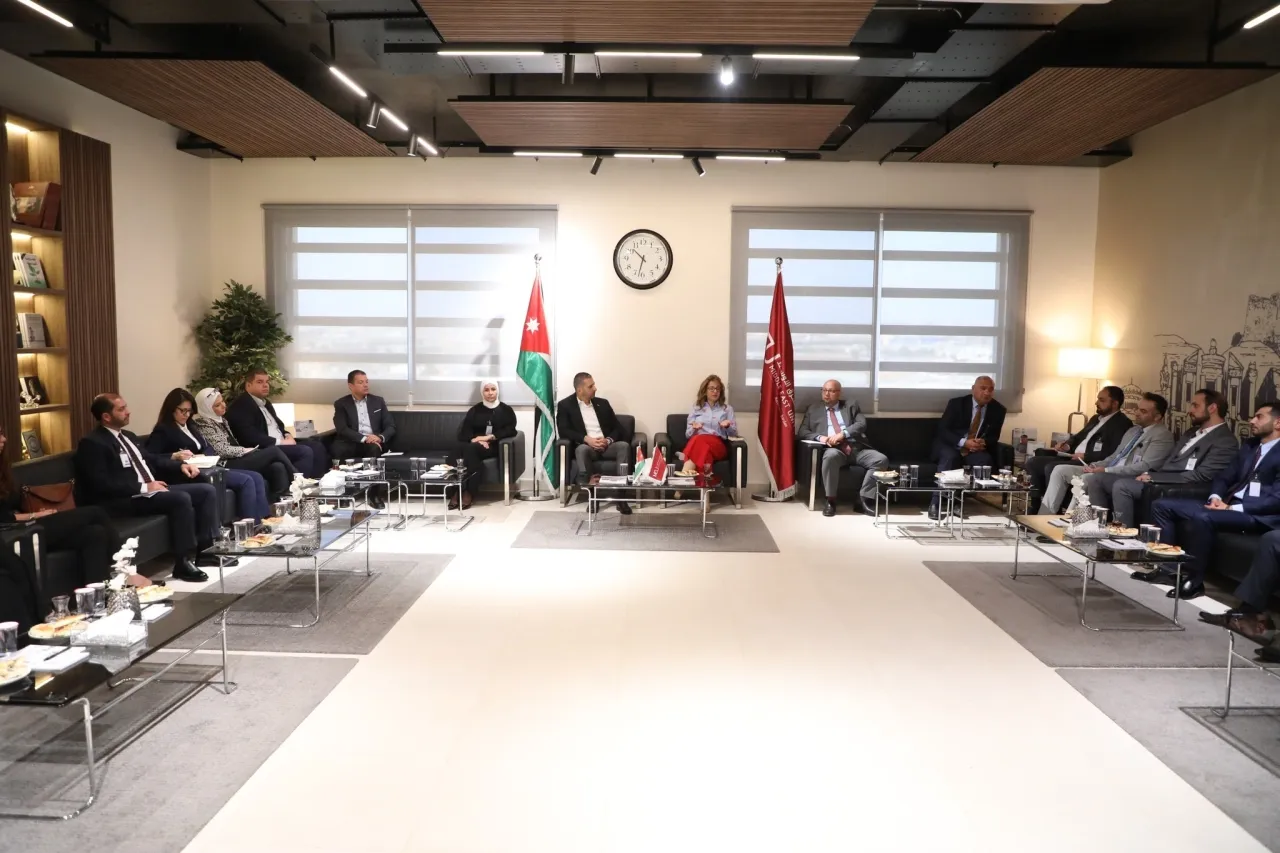Middle East meets faculty members on scholarship and discusses future development paths
