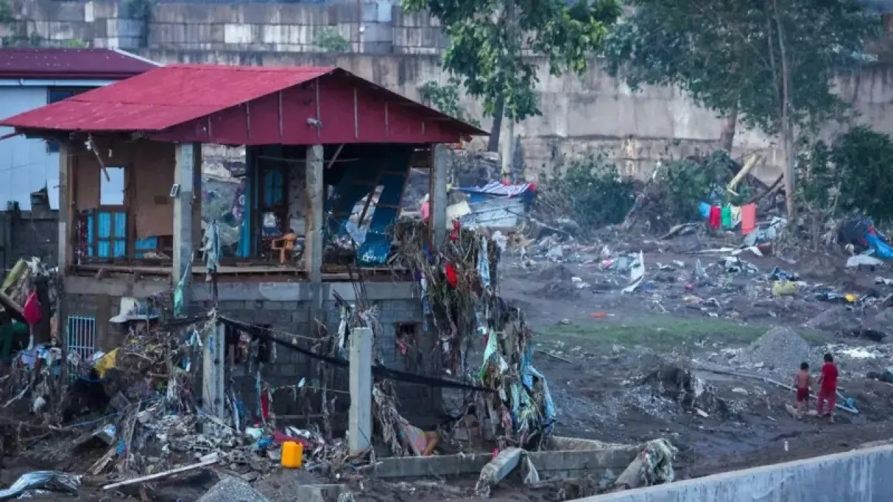 تسبب إعصار كالمايجي القوي المعروف باسم تينو محلياً في دمار كارثي