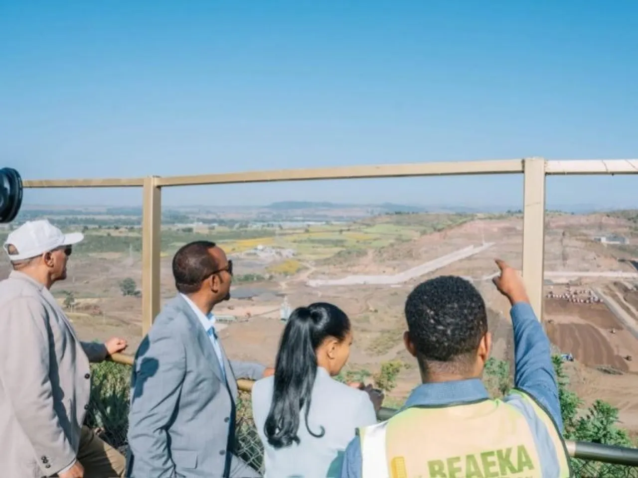 رئيس الوزراء الإثيوبي مع عدد في الوزراء في موقع سد ماغاتش بمدينة غوندر بإقليم أمهرة