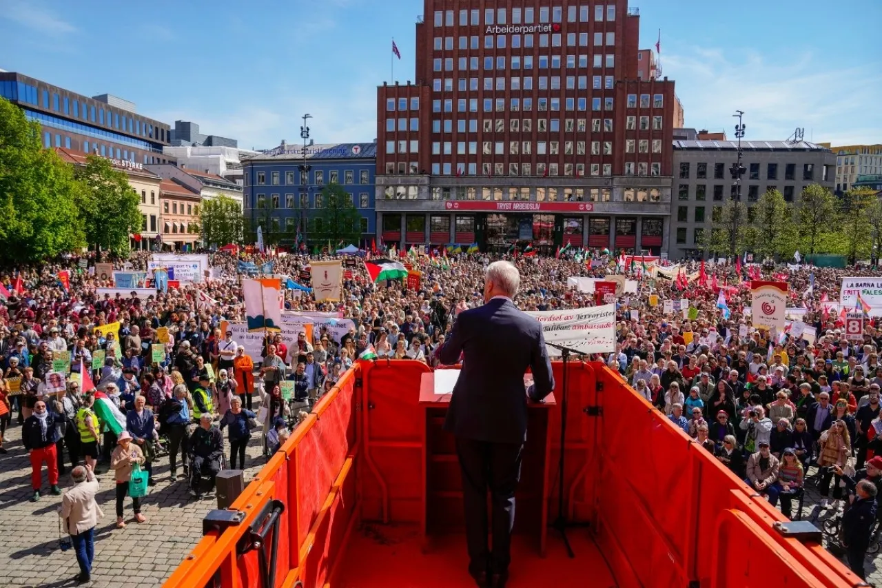 صورة ارشيفية لجوناس غار ستور يلقي كلمة قبل ان يقاطعه متظاهرون مؤيدون لفلسطين