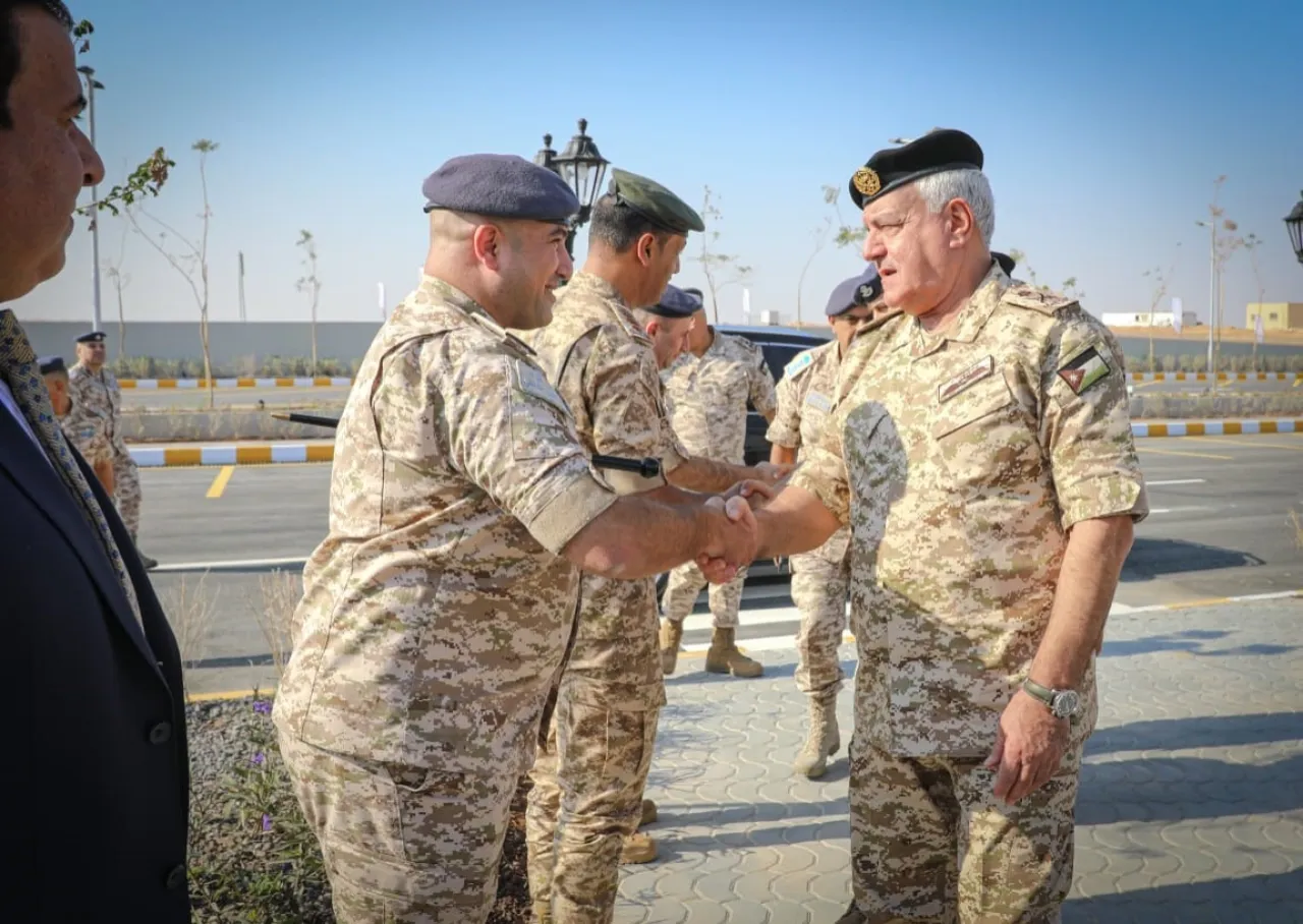 الحنيطي يفتتح مجمعاً تجارياً داخل قاعدة الشهيد موفق السلطي