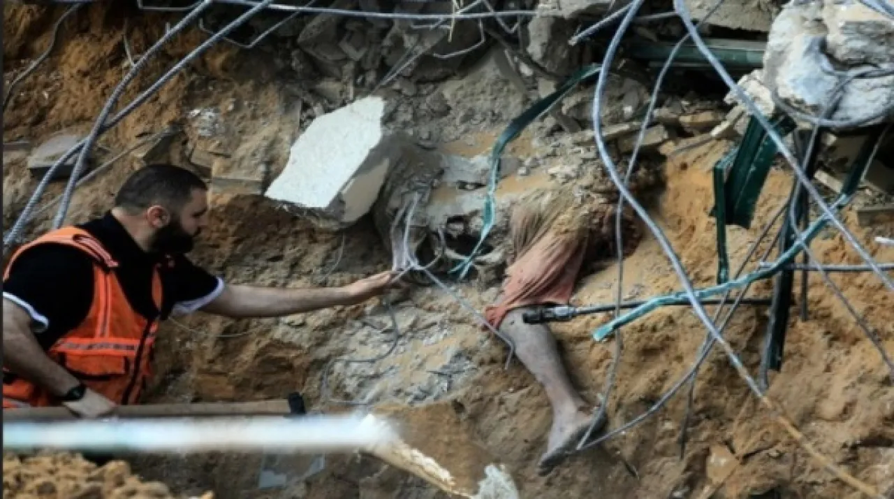 Retrieving the bodies of 20 martyrs from Sheikh Radwan clinic in Gaza