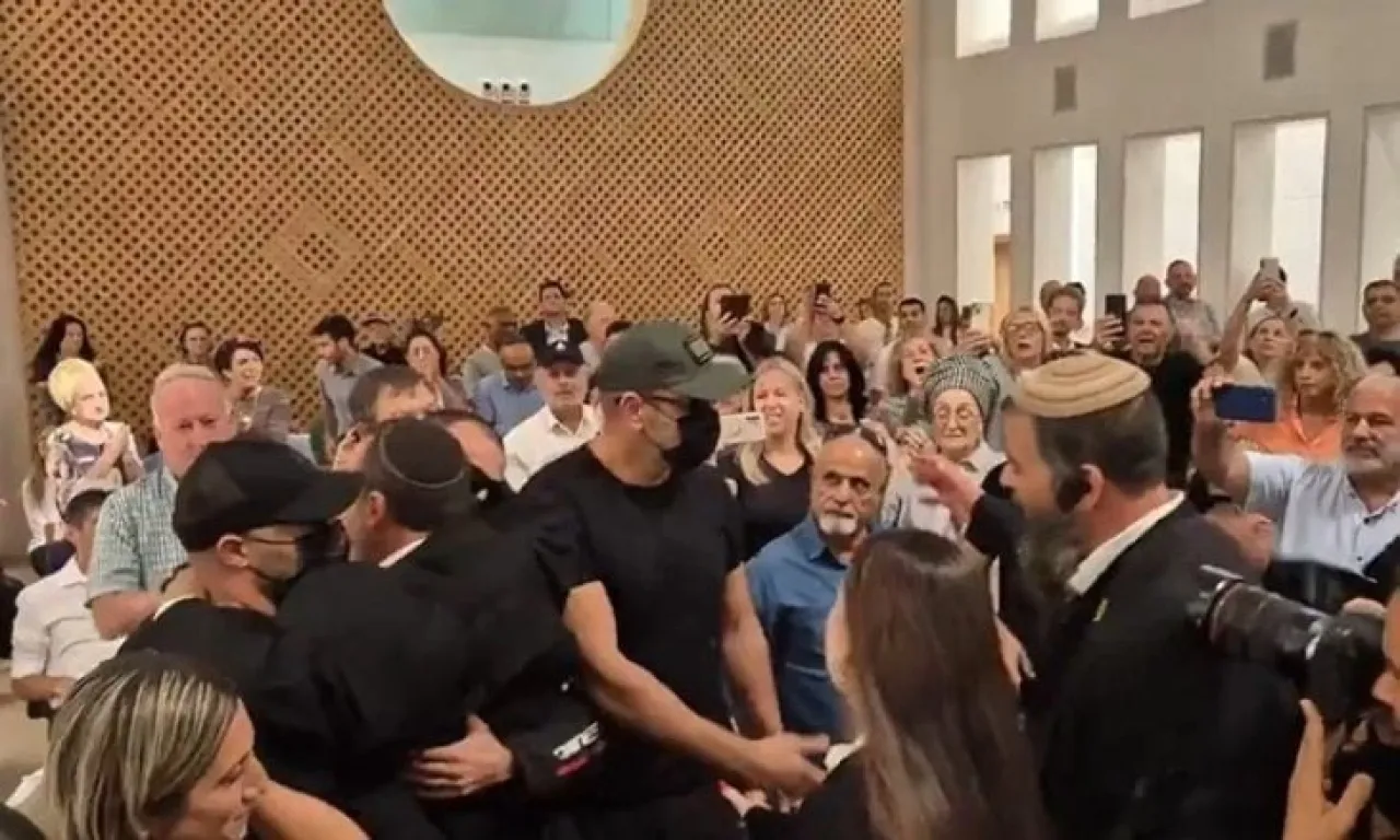 Applause and cheers in an Israeli courtroom as accused soldiers entered  Video