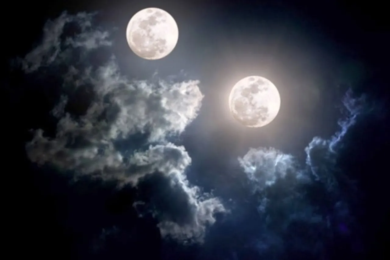 لماذا نرى أحيانًا قمرين في السماء تفسير الظاهرة البصرية