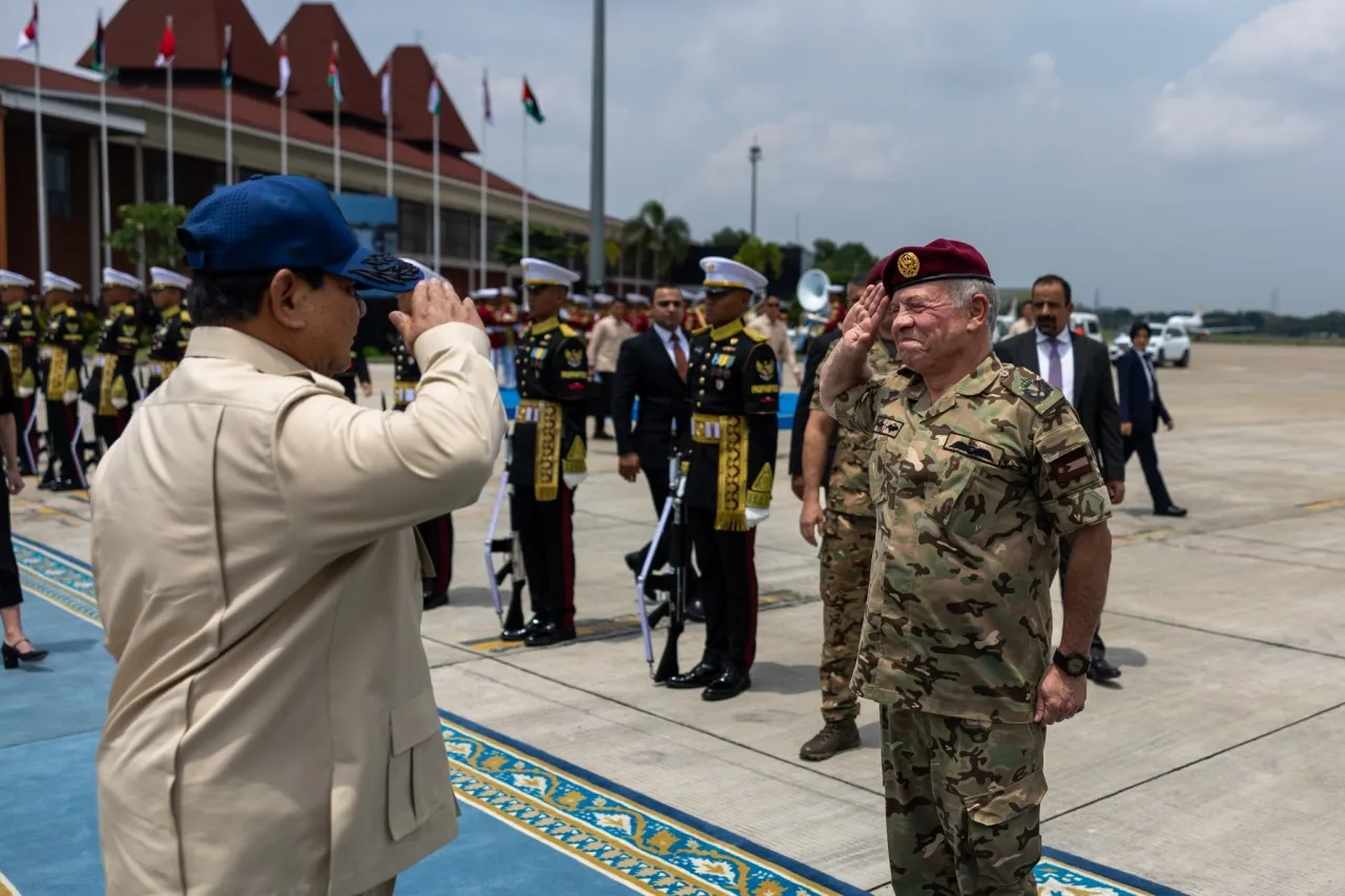 الملك والرئيس الإندونيسي يحضران مجريات تمرين عسكري مشترك للطائرات المسيرة