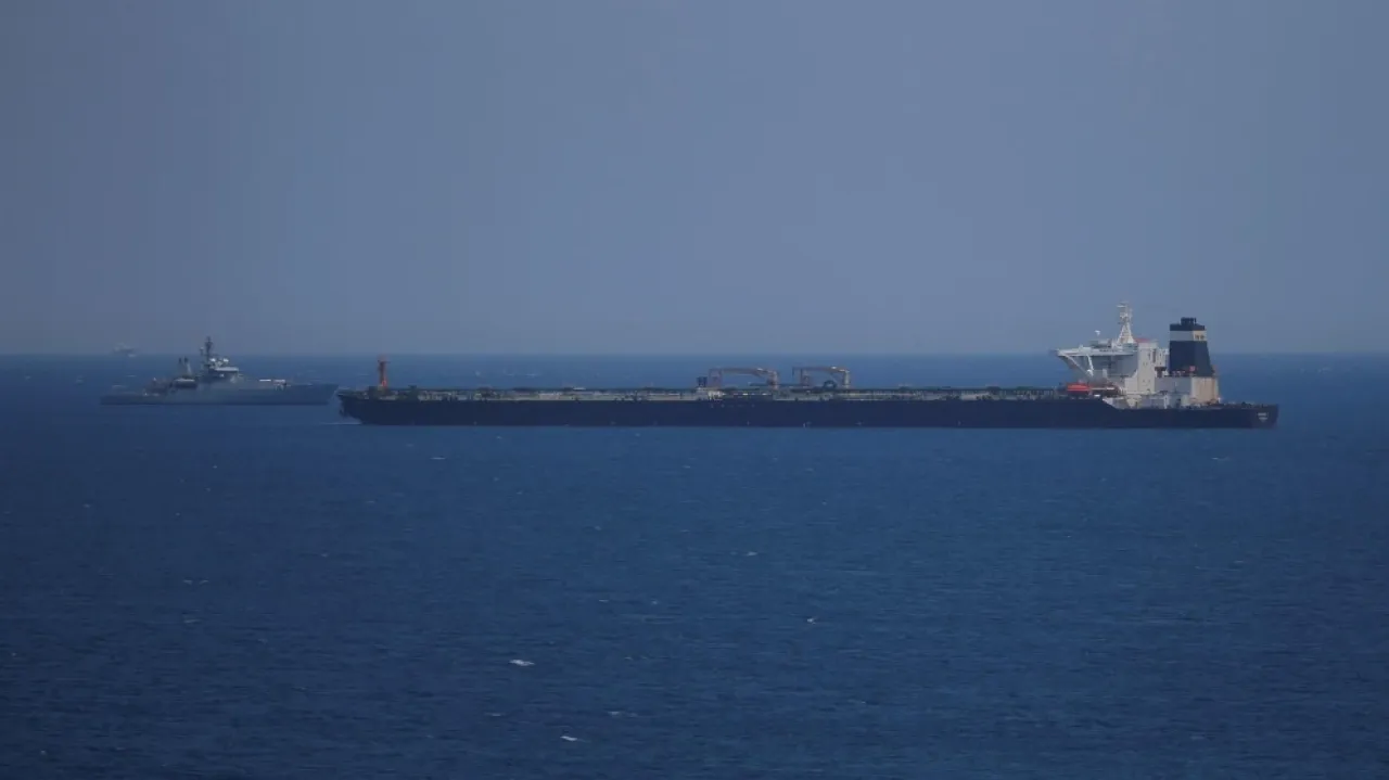The Iranian Revolutionary Guard confirms the detention of an oil tanker in the Gulf