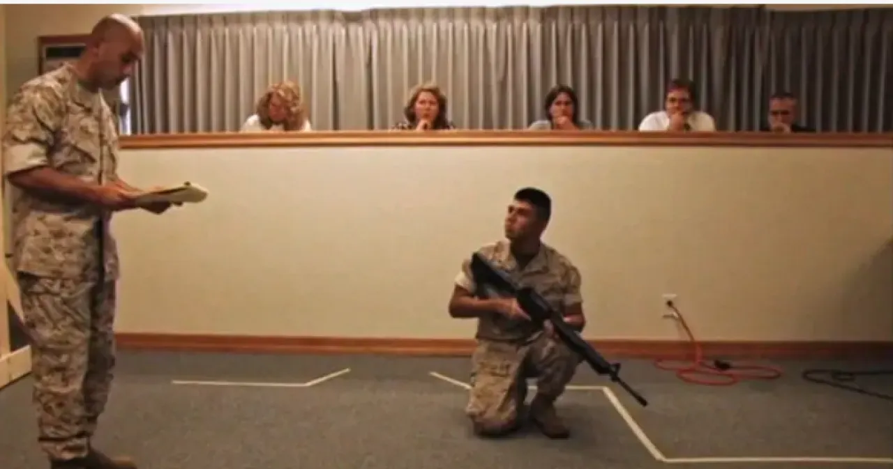 التعليق على الصورة في هذه الصورة المأخوذة من لقطات لم تُبث من قبل يظهر هومبيرتو ميندوزا راكعاً وهو يوضح ما حدث