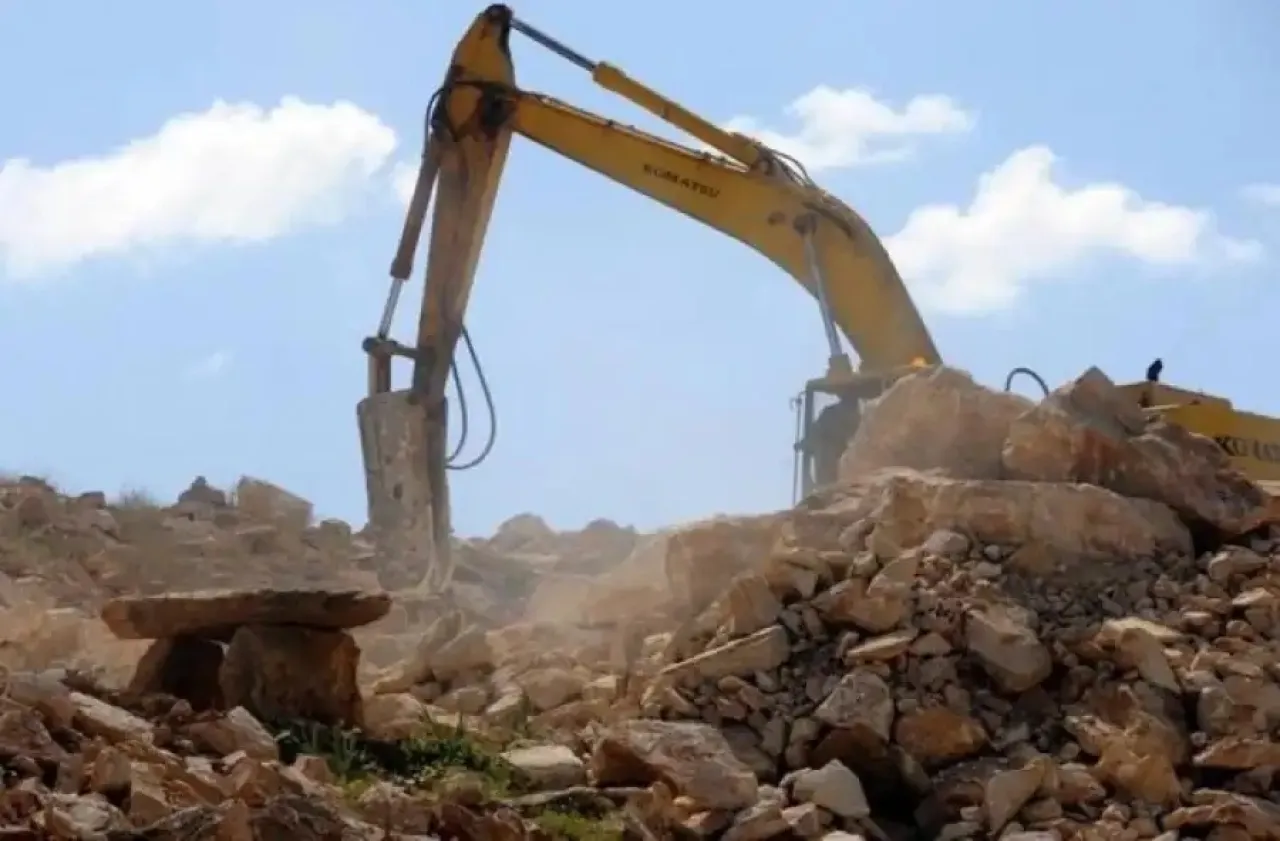 إغلاق مقلع وتوقيف صاحبه لعمله دون ترخيص في عجلون