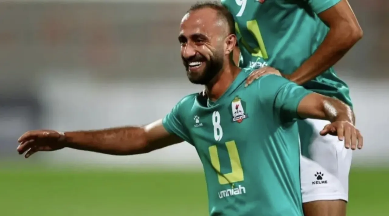 AlWehdat player scores directly from a corner  Video