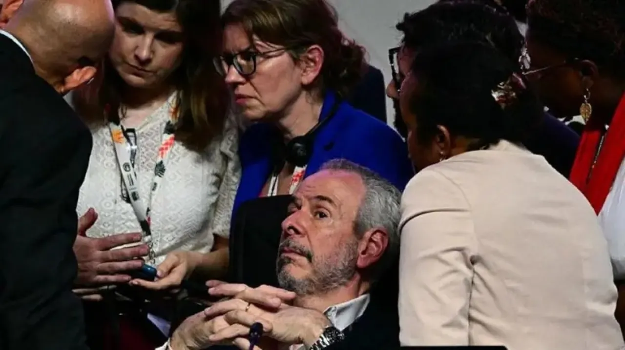 رئيس مؤتمر كوب 30 أندريه كوريا دو لاغو في لحظة حاسمة خلال الجلسة العامة الختامية للمحادثات