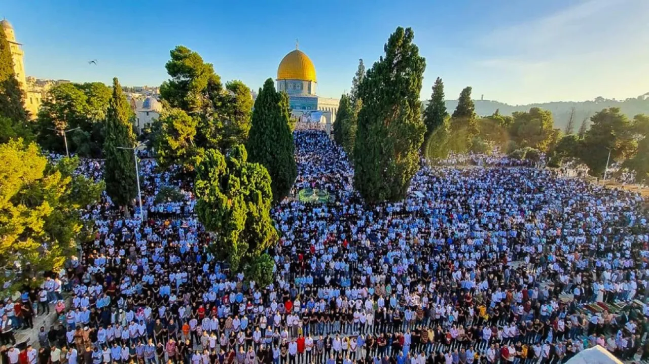 Tens of thousands perform Friday prayers at AlAqsa