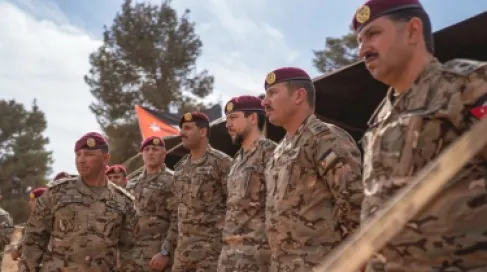 ولي العهد مع عدد من مرتبات القوات الخاصة أثناء حضوره التمرين النهائي لدورة القوات الخاصة