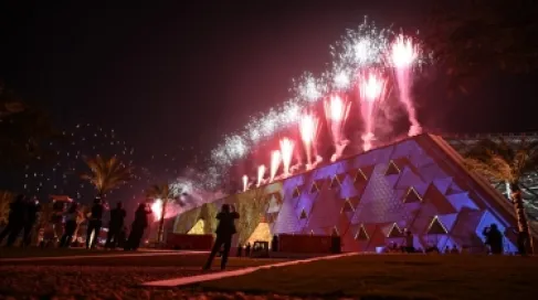تضيء الألعاب النارية السماء خلال حفل افتتاح المتحف المصري الكبير في الجيزة، على المشارف الجنوبية الغربية للعاصمة القاهرة في الأول من تشرين الثاني/ نوفمبر 2025. (أ ف ب)