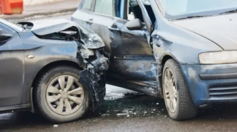 حادثا سير متتاليان يتسببان بازدحام مروري على شارع السلام باتجاه مرج الحمام