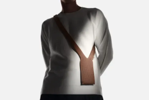 بسبب سعره الصادم.. (جورب آيفون) يثير سخرية وغضب المستخدمين!