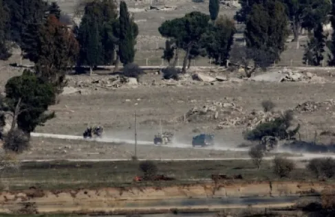 قوات إسرائيلية تمنع المارّة من العبور وترفع حواجز ترابية بالقنيطرة جنوبي سورية