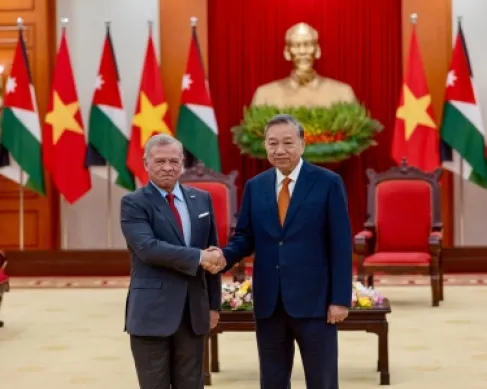 الملك يلتقي في هانوي الأمين العام للحزب الشيوعي الفيتنامي