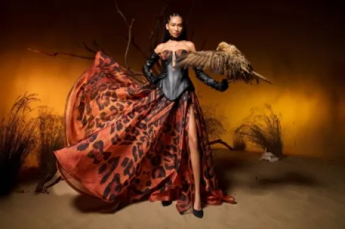 ما ألوان الفساتين التي تناسب البشرة السمراء؟