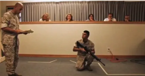 التعليق على الصورة، في هذه الصورة، المأخوذة من لقطات لم تُبث من قبل، يظهر هومبيرتو ميندوزا (راكعاً) وهو يوضح ما حدث