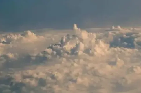 تلقيح السحب: هل تَعِد التقنية بحلّ للتغير المناخي أم تُثير تحديات جديدة؟