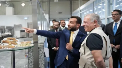 الملك يزور منشآت صناعية بالقسطل توفر أكثر من 1650 فرصة عمل