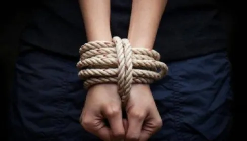 عائلة سائق سفريات أردني تناشد الحكومة لإعادة مركبته ومقتنياته المسروقة بسورية