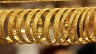 أساور ذهب معلقة في محل حلي ومجوهرات - أرشيفية