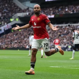 مبومو يحتقل بهدفه -  من اللقاء