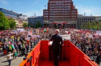 صورة ارشيفية لجوناس غار ستور يلقي كلمة قبل ان يقاطعه متظاهرون مؤيدون لفلسطين