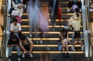 الاستعجال يغدو سلوكاً وجودياً، ومحاولة يائسة لملء فراغٍ روحي خلّفه غياب المطلق