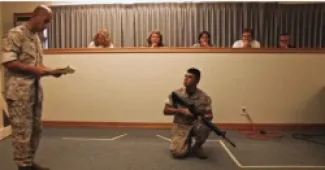 التعليق على الصورة، في هذه الصورة، المأخوذة من لقطات لم تُبث من قبل، يظهر هومبيرتو ميندوزا (راكعاً) وهو يوضح ما حدث