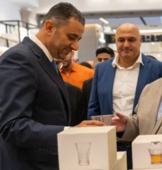 أبو حسان خلال افتتاح أحد المحلات في إربد سيتي سنتر (المصدر صفحة إربد سيتي سنتر)