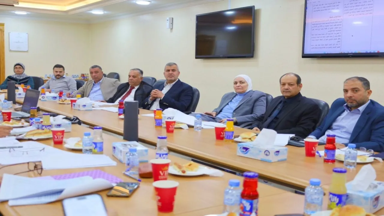 وزير الطاقة يخلال مناقشة تعديلات مقترحة على قانون المصادر الطبيعية مع القطاع الخاص