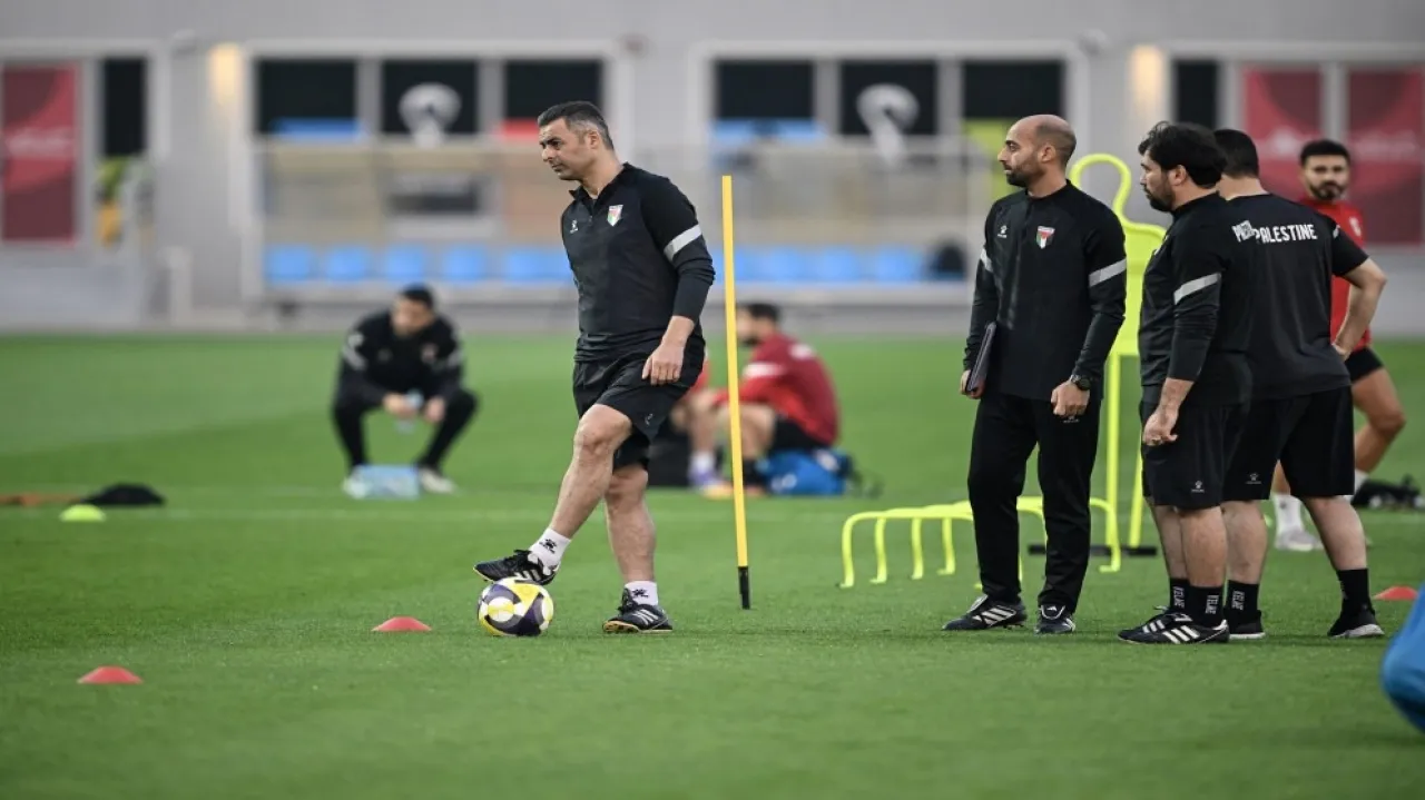 مدرب فلسطين: أتلقى نصائح تكتيكية وفنية من والدتي المقيمة بخيمة بغزة 