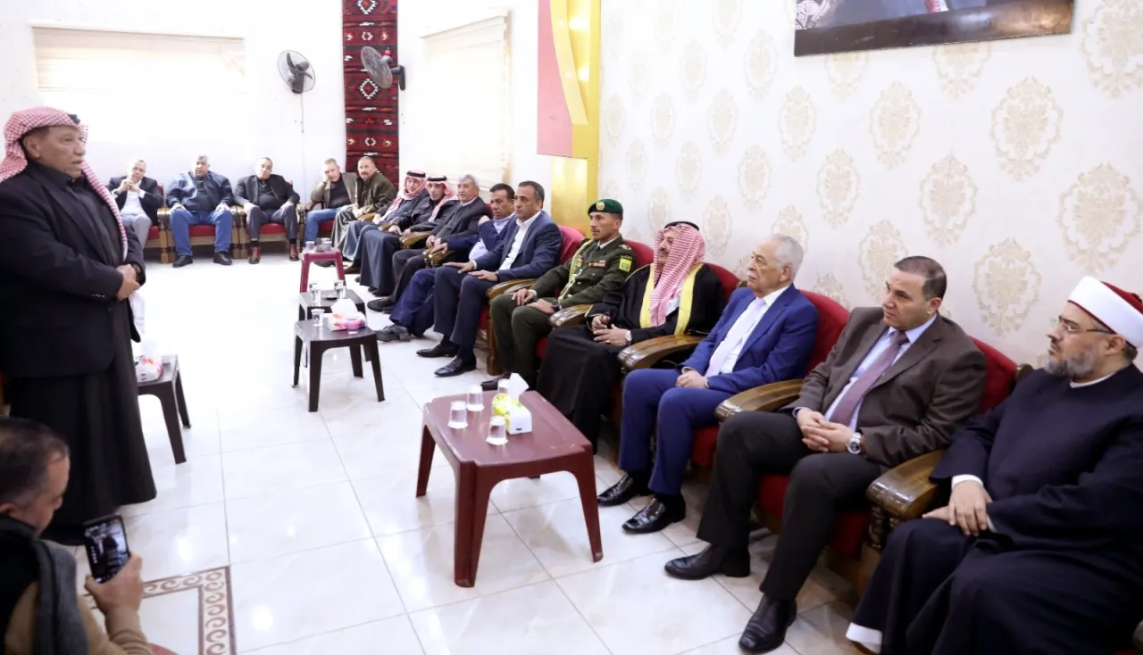 AlEssawi conveys the condolences of the King and the Crown Prince to the Khlaileh clan