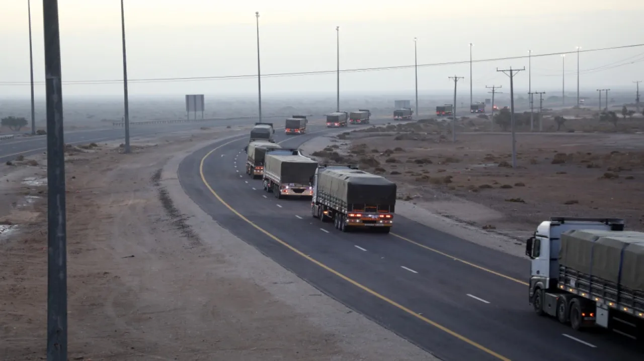الجيش يسير 13 شاحنة محملة بـ 54600 طرد غذائي إلى اليمن